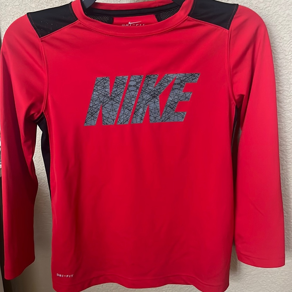 Boys Nike long sleeve dri fit size 8/10